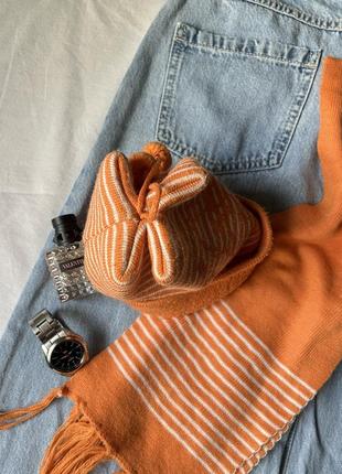 Оранжевый набор из теплой шапки и шарфика4 фото