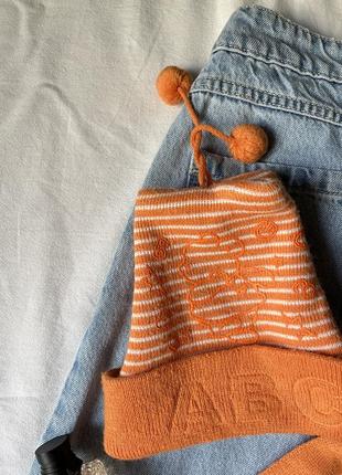 Оранжевый набор из теплой шапки и шарфика3 фото