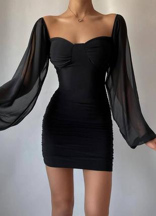 Черное короткое платье с прозрачными рукавами
