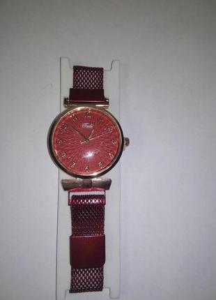 Часы женские кварцевые на металлическом браслете.4 фото
