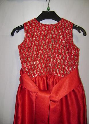 Красное праздничное новогоднее платье для девочки.3 фото