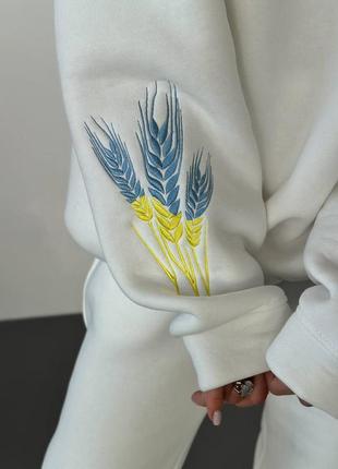 Якісний жіночий костюм із вишивкою