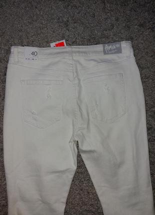 Белые джинсы, джинсы с потертостями, стильные джинсы6 фото