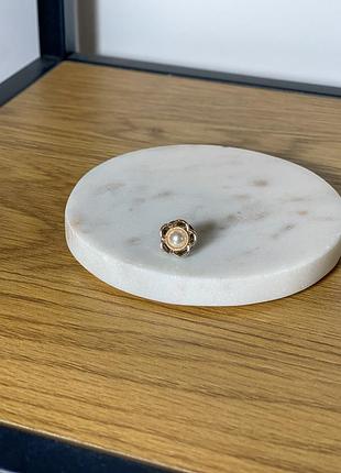 Пін значок перлина