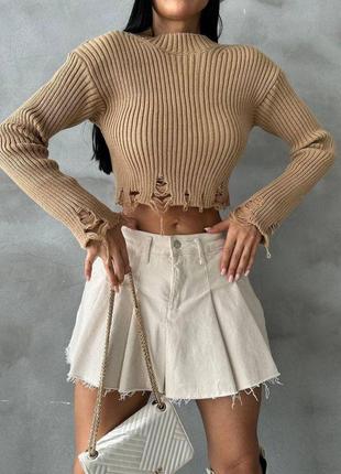 Женский укороченный трендовый свитер с рваными элементами1 фото