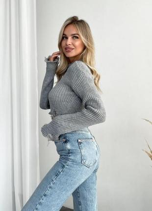 Женский укороченный трендовый свитер с рваными элементами10 фото