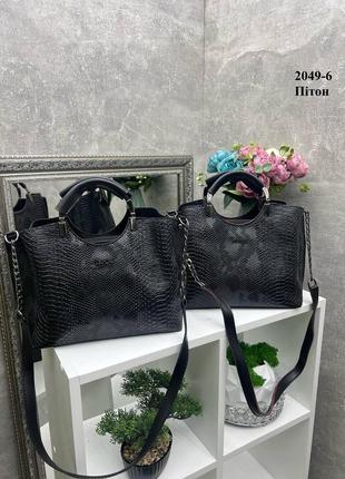 Черная сумка деловая женская брендовая с змеиинным принтом3 фото