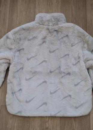 Плюшева шуба куртка nike sportswear plush faux fur all over print jacket шубка шерпа нова оригінал8 фото