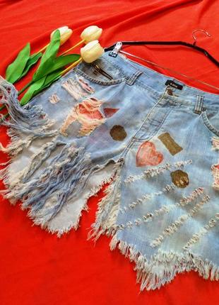 Відверто рвана спідничка з бахромою в стилі тай-дай варенка.асиметричний крій рваний