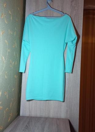 Платье мятного цвета со спущенным плечом5 фото