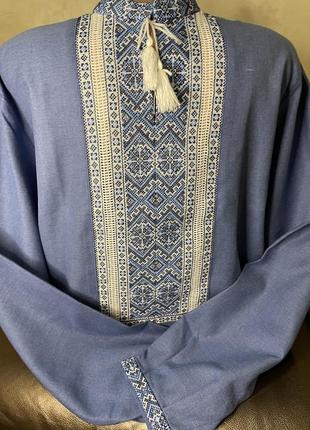 Стильна чоловіча вишиванка на синьому домотканому полотні ручної роботи. ч-17474 фото