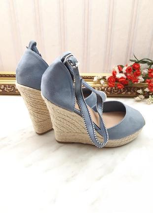 Босоніжки на танкетці з закритим носком