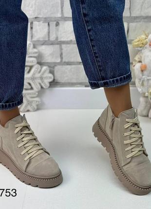 Зимові жіночі замшеві ботинки бежевого кольору, трендові жіночі ботинки на шнурівці