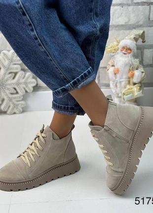 Зимові жіночі замшеві ботинки бежевого кольору, трендові жіночі ботинки на шнурівці