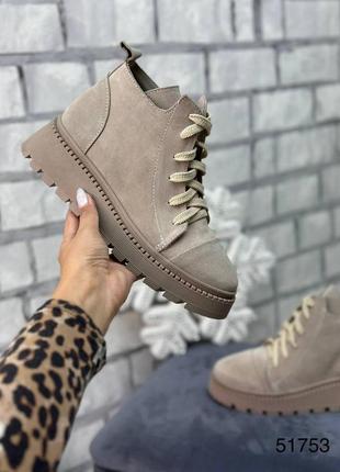 Зимові жіночі замшеві ботинки бежевого кольору, трендові жіночі ботинки на шнурівці