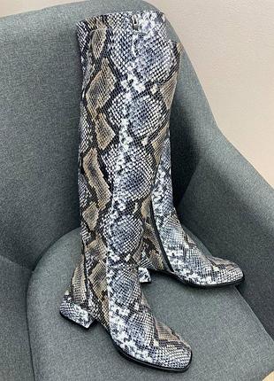 Сапоги кожаные под животного принта с квадратным носком на низких каблуках 3см демисезоне зимние