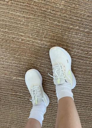 Белые бежевые спортиновые кроссовки nike running2 фото