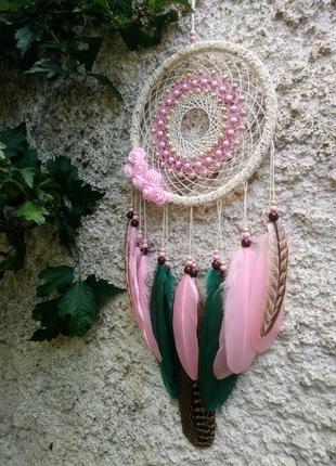 Оригинальный нежный розовый ловец снов с натуральными перьями3 фото