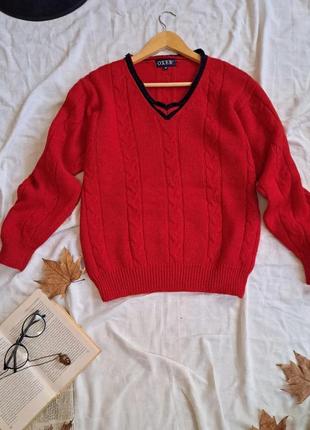 Красный шерстяной свитер в косы