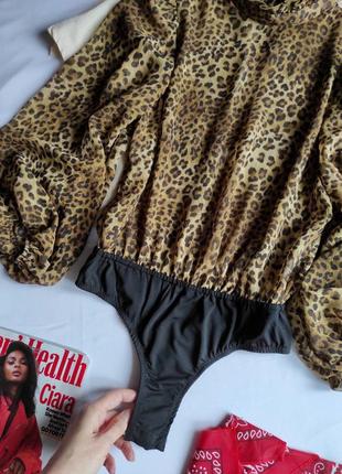 Боди-блуза женская в леопардовый принт с открытой спиной с пышными рукавами низ трусики стринги черные5 фото
