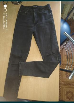 Черные джинсы, хорошо сидят на фигуре, не линяют