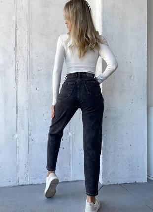 Серые винтажные джинсы момы на байке3 фото