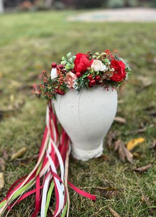Венок «яркий ритуал» в красно-бело-бежевых тонах с элегантными лентами"4 фото