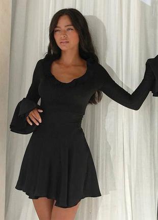 Платье короткое черное однотонное на длинный рукав с вырезом в зоне декольте качественное стильное трендовое