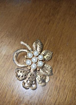 Брошь из желтого металла с искусственными жемчугом с искусственными жемчугом