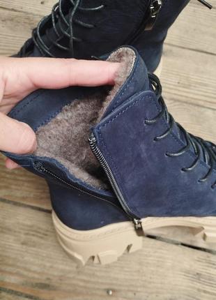 Зимние женские синие ботинки на бежевой подошве из натурального нубука4 фото