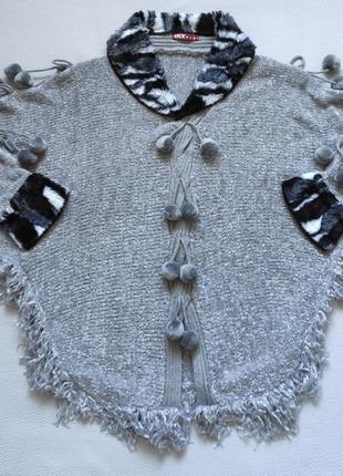 Незрівнянне пончо з бубончиками з хутряним коміром і манжетами aclaocai fashion collection