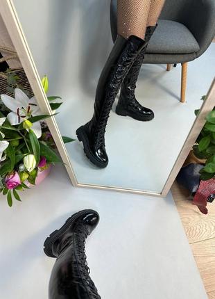 Ботфорты черные кожаные, лакированные на платформе на шнурках8 фото