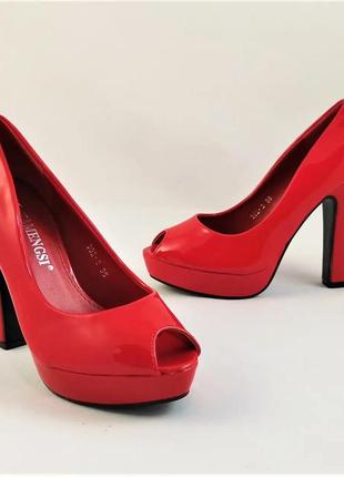 Женские красные туфли на каблуке лаковые модельные