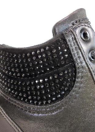 Стильные демисезонные ботинки-сникерсы на шнуровке и скрытой танкетке.5 фото
