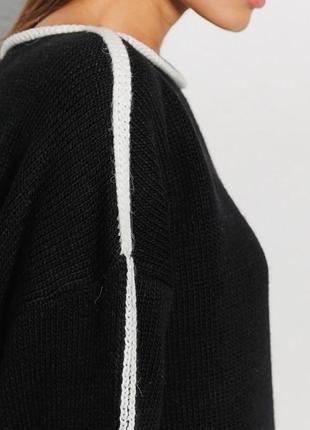 В'язаний жіночий оверсайз джемпер чорний із білою смужкою на рукавах  modna kazka mkar200273-17 фото