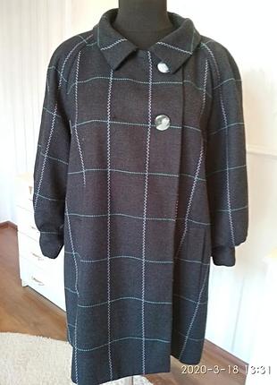 Стильное полу-пальто в клетку, размер 50-52.