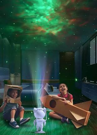 Ночник проектор звездного неба космонавт - лазерный светильник проектор астронавт с пультом9 фото
