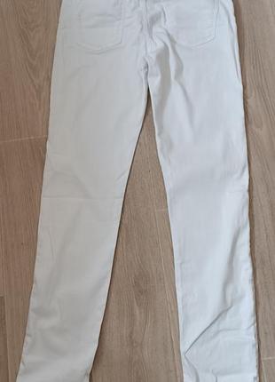 Белые стильные джинсы в идеальном состоянии!4 фото