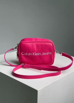 Женская сумка в красивом розовом цвете фуксия кросс боди  calvin klein small crossbody  удобная7 фото