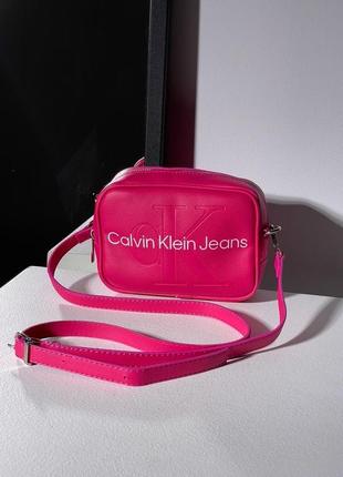 Женская сумка в красивом розовом цвете фуксия кросс боди  calvin klein small crossbody  удобная9 фото
