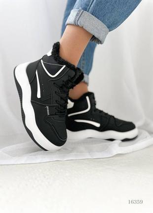 Чорні шкіряні матові зимові високі кросівки хайтопи спортивні черевики на шнурках шнурівці білій товстій підошві з хутром на хутрі