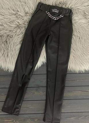 Легінси з матової шкіри на флісі зі стрілкою та ланцюгом