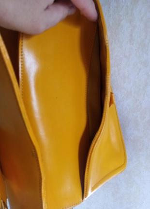Яскрава жовта шкіряна сумка від asos3 фото