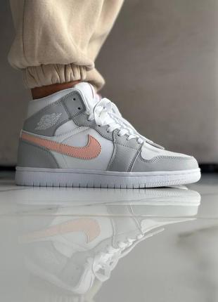 Женские зимние кроссовки серые nike air jordan retro 1 grey pink (fur)