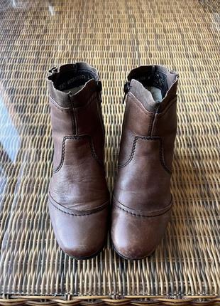 Кожаные сапоги ботильоны rieker оригинальные коричневые на каблуке с мехом3 фото