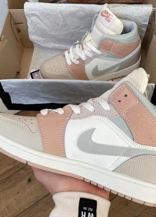 Женские кроссовки nike air jordan 1 retro beige4 фото