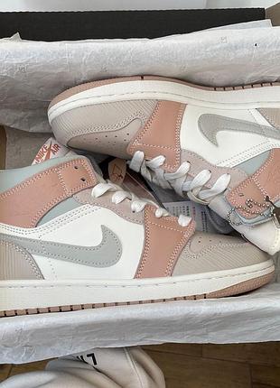 Женские кроссовки nike air jordan 1 retro beige