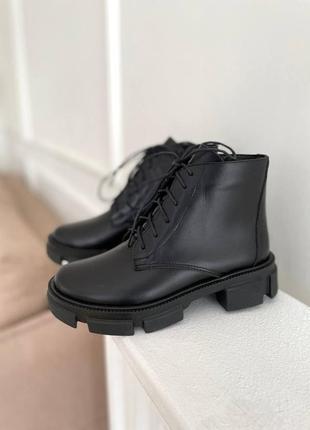 Лаконічні чорні черевики з натуральної шкіри, спереду на шнурівку, збоку на замку3 фото