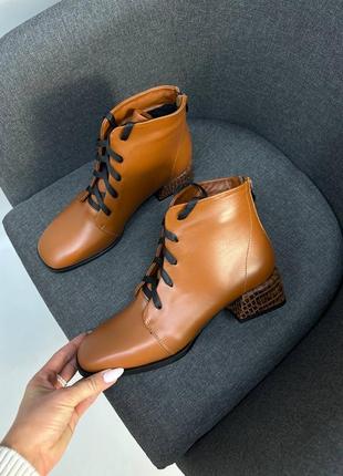 Ботинки кожаные рыжая, коричневая кожа, на шнурках, с квадратным носком на низких каблуках 3см