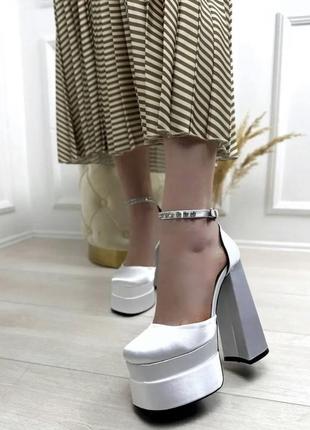Жіночі чорні туфлі на високих підборах із квадратним носком в стилі versace bratz версаче братц білий колір